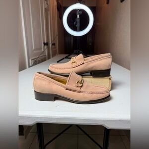 Gucci pink suede loafers with gold horsebit detail. Size US 6